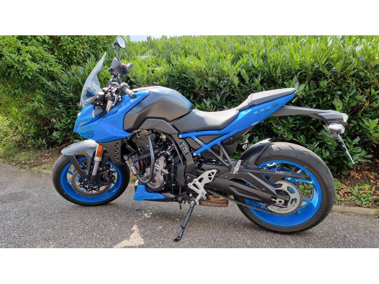 SUZUKI GSX-8S MOTORS 54 